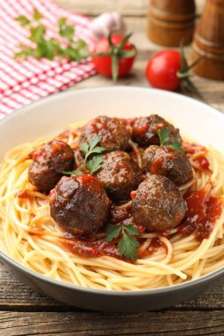 Köfteli lezzetli makarna, ahşap masada, yakın plan.