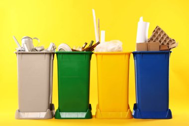 Çöp tenekeleri turuncu arka planda. Atık sıralama