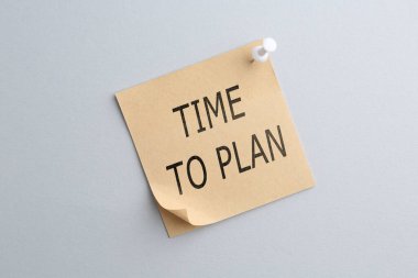 Arkaplanı aydınlatmak için planlanacak metin zamanı ile kağıt not