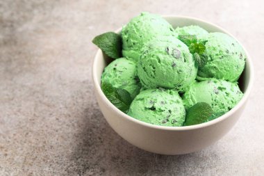 Gri masadaki kasede naneli çikolatalı dondurma, yakın plan. Metin için boşluk