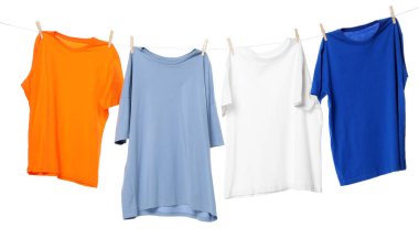 Çamaşır ipini beyaz arka planda tutarken farklı giysiler kuruyor