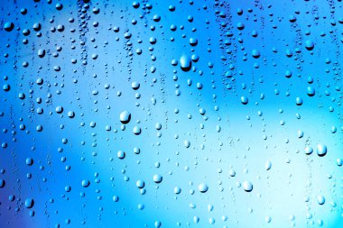 Su damlalı cam yüzey, yakın görüş.