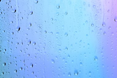 Su damlalı cam yüzey, yakın görüş.