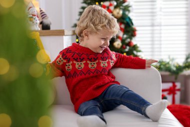 Noel için dekore edilmiş küçük şirin bir bebek.