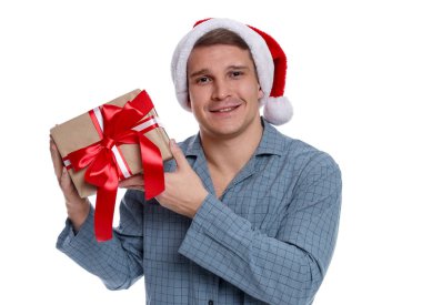 Noel Baba şapkalı ve pijamalı mutlu bir adam.