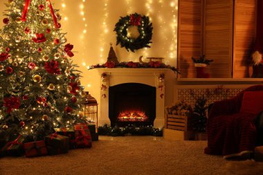 Güzel bir şömine, Noel ağacı ve rahat odada şenlikli bir dekor. İç tasarım