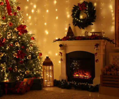 Güzel bir şömine, Noel ağacı ve karanlık odada şenlikli bir dekor. İç tasarım