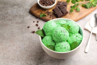 Gri masada servis edilen naneli çikolatalı dondurma, yakın plan. Metin için boşluk