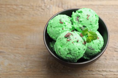 Tahta masadaki kasede naneli çikolatalı dondurma, yakın plan. Metin için boşluk