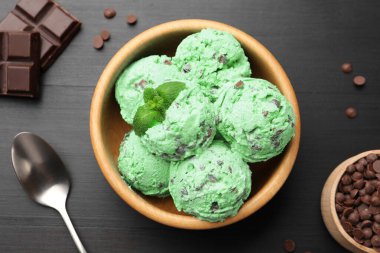 Siyah ahşap masada servis edilen naneli çikolatalı dondurma.