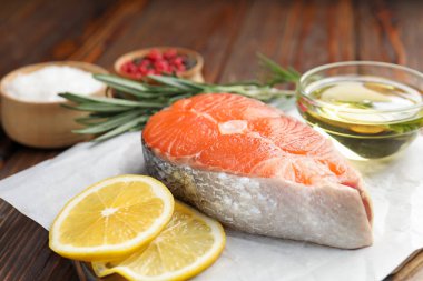 Baharatlı, limonlu ve yağlı somon filetosu.