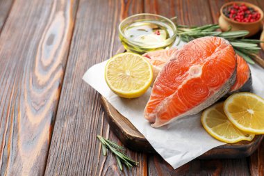 Limonlu ve yağlı somon filetosu, yakın plan. Metin için boşluk