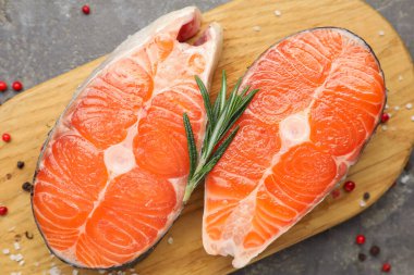 Somon fileto parçaları. Gri masada baharatlar, üst manzara.