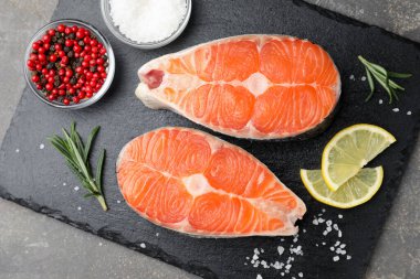 Baharatlı ve limonlu somon filetosu, gri desenli masa, üst manzara.