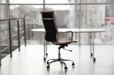 Ofiste şık bir masa ve sandalye. İç tasarım