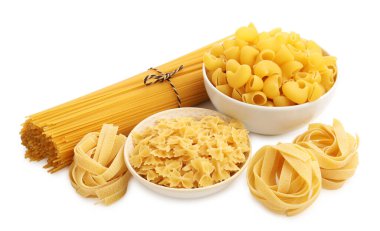 Beyaz üzerine izole edilmiş farklı türde çiğ makarna.