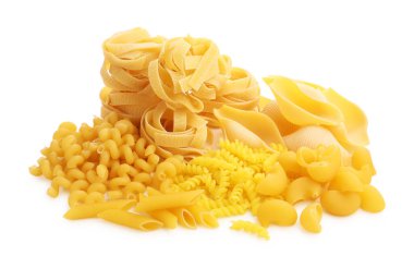 Beyaz üzerine izole edilmiş farklı türde çiğ makarna.