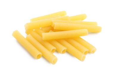 Beyaza izole edilmiş çiğ makarna yığını.