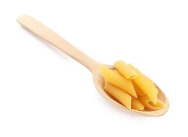 Tahta kaşıkta çiğ makarna. Beyaz kaşıkta izole edilmiş.