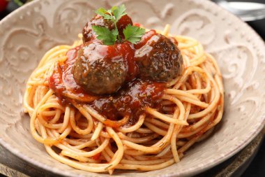 Masada köfteli makarna, yakın plan.