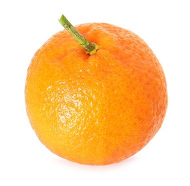Taze, olgun bir mandalina beyazda izole edilmiş.