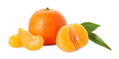 Soyulmuş ve soyulmamış mandalinalar beyazda izole edilmiş.