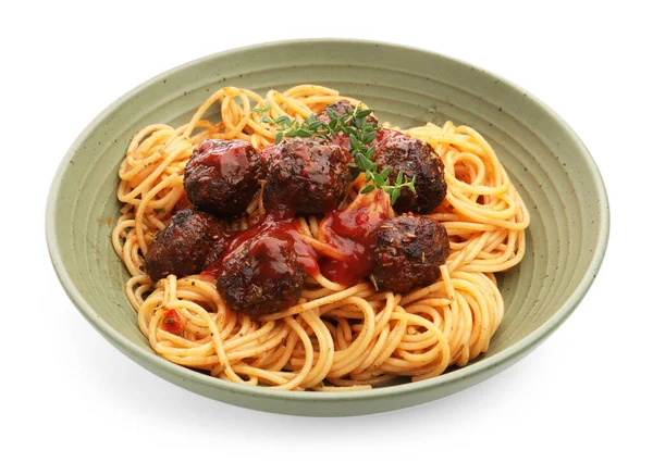 Beyaz arka planda köfteli lezzetli makarna.