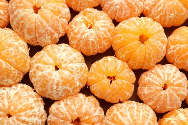 Masada soyulmuş bir sürü mandalina var.