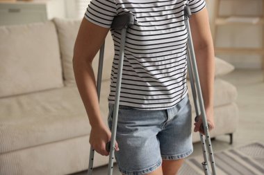 Koltuk değnekli kadın evde, yakın plan.