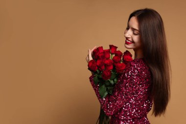 Sevgililer Günü. Bej arka planda gül buketi olan güzel bir kadın. Metin için boşluk