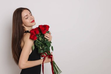 Sevgililer Günü. Beyaz arka planda gül buketi olan güzel bir kadın. Metin için boşluk