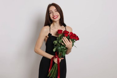 Sevgililer Günü. Beyaz arka planda gül buketi olan güzel bir kadın.