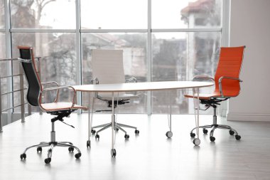 Şık bir masa ve ofiste sandalyeler. İç tasarım