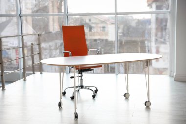 Ofiste şık bir masa ve sandalye. İç tasarım