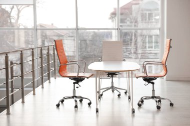 Şık bir masa ve ofiste sandalyeler. İç tasarım