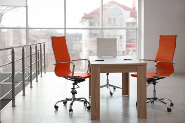 Şık bir masa ve ofiste sandalyeler. İç tasarım