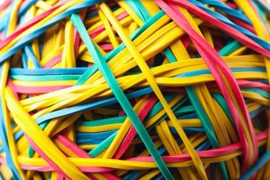 Arkaplan olarak birçok renkli lastik bant, yakın plan