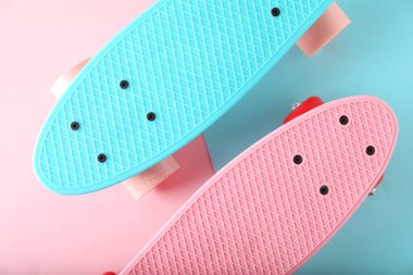 Renk arkaplanı üzerine parlak para tahtaları, düz yatıyordu