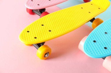 Pembe arka planda parlak para tahtaları, yakın plan