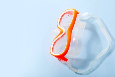 Işık arka planında bir dalış maskesi, manzaranın üstünde. Metin için boşluk