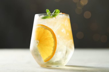 Işık masasının üzerindeki spritzer kokteylini gri arkaplanla bokeh efektli, yakın plan