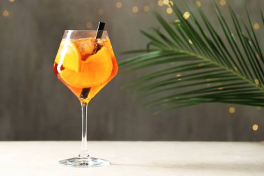 Bokeh etkisine sahip gri arkaplanla aydınlık masada serinletici spritzer kokteyli. Metin için boşluk