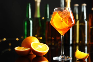 Bardaki masada serinletici spritzer kokteyli ve portakal dilimleri. Metin için boşluk