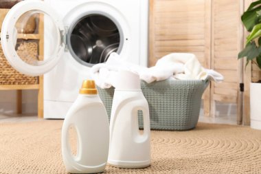 Deterjan şişeleri ve çamaşır sepeti.