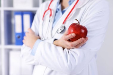 Olgun elmalı doktor hastanede, yakın plan.