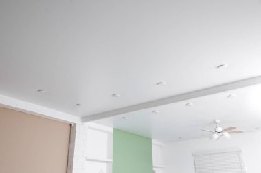 Spot ışıklandırma ve pervane lambası tavan arasında, düşük açılı görüş.