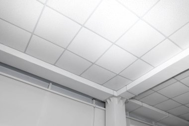 Kapalı alanda güvenlik kamerasıyla döşenmiş tavan, düşük açı görünümü