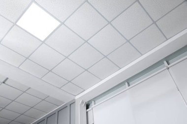 Kapalı alanda ışıklandırmalı tavan, düşük açı manzaralı.