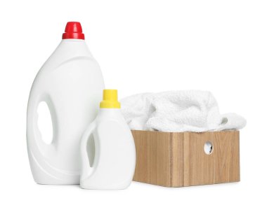Çamaşır sepeti, havlular ve beyaza izole edilmiş deterjan şişeleri.