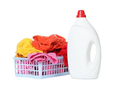 Çamaşır sepetinin içinde giysiler ve beyaza izole edilmiş bir şişe deterjan.